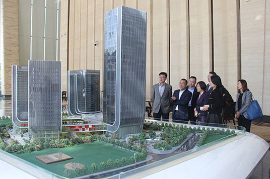 說明: F:\【資料與辦公】\辦公區\2.網站新聞\2019年\12月\2019.12.10 上海市松江區經濟科技開發區黨工委書記袁球坤一行蒞臨方大集團考察\參觀(文中.jpg